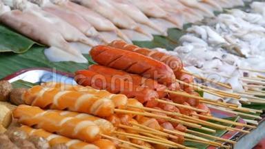 泰国国家街头美食.. 街亭柜台上的香肠棒和异国风味的菜肴